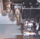 Токарный станок с ЧПУ может быть оборудован приводным инструментом.